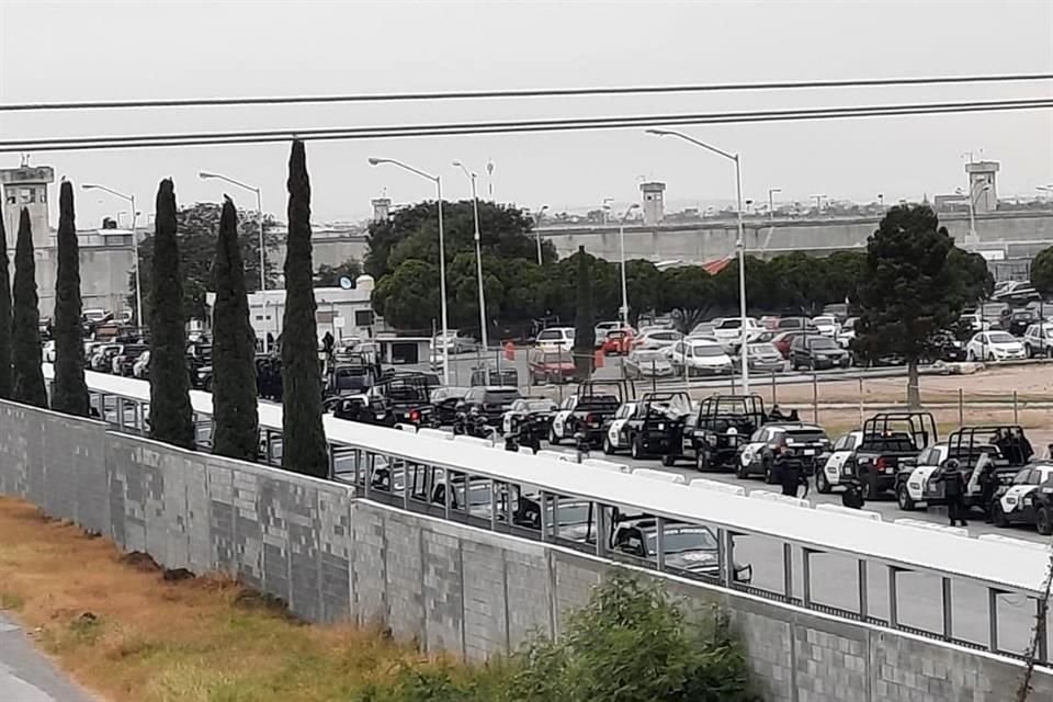 Varias patrullas se encontraban estacionadas en uno de los accesos al Penal.