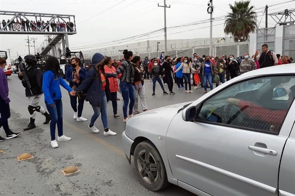 Los familiares cerraron de forma intermitente la Carretera a Salinas Victoria como protesta ante la falta de información.