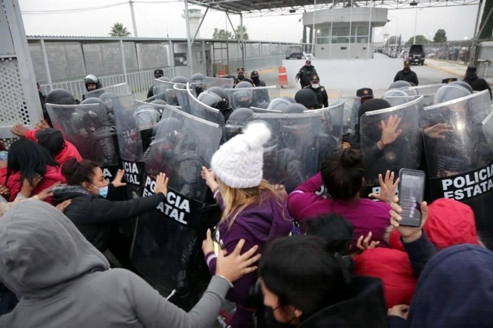 Alrededor de las 18:30 horas, familiares de internos agredieron a los oficiales de Fuerza Civil que portaban equipo antimotines.