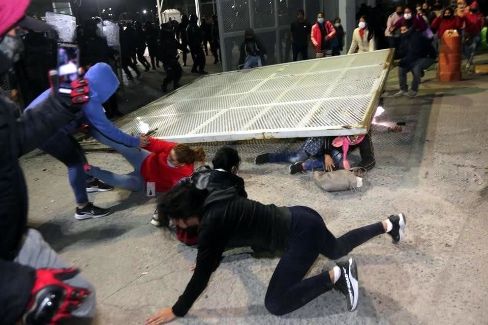 Familiares de los internos se enfrentaron con policías y terminaron por derribar un portón, lo que lesionó a cuatro personas.