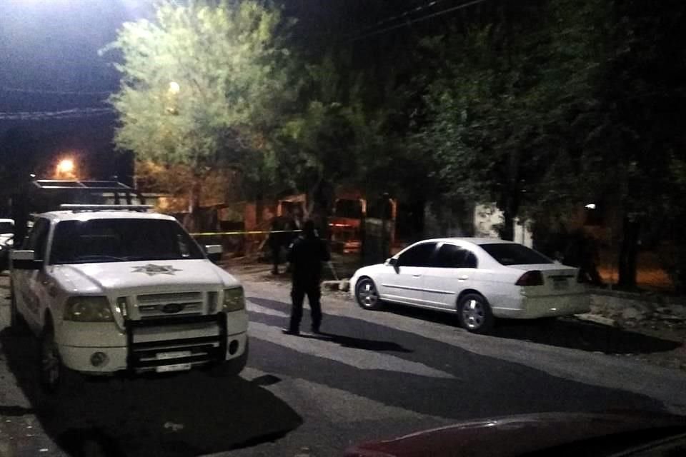Los hechos fueron reportados alrededor de las 20:00 horas en el cruce de las calles Mina y Fortino Garza Campos, a donde llegaron policías y paramédicos municipales.