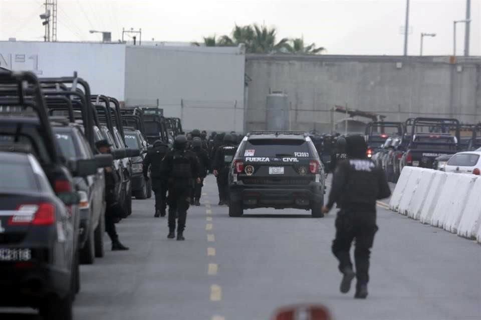 Ante los disturbios, se registró un fuerte despliegue policiaco.