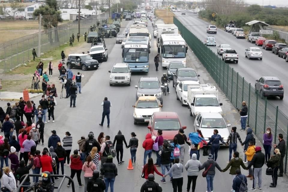 Los familiares cerraron de forma intermitente la Carretera a Salinas Victoria como protesta ante la falta de información.