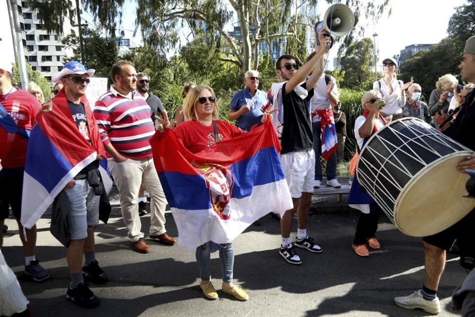 Seguidores del tenista y antivacunas se manifestaron afuera del recinto donde permanece Djokovic.