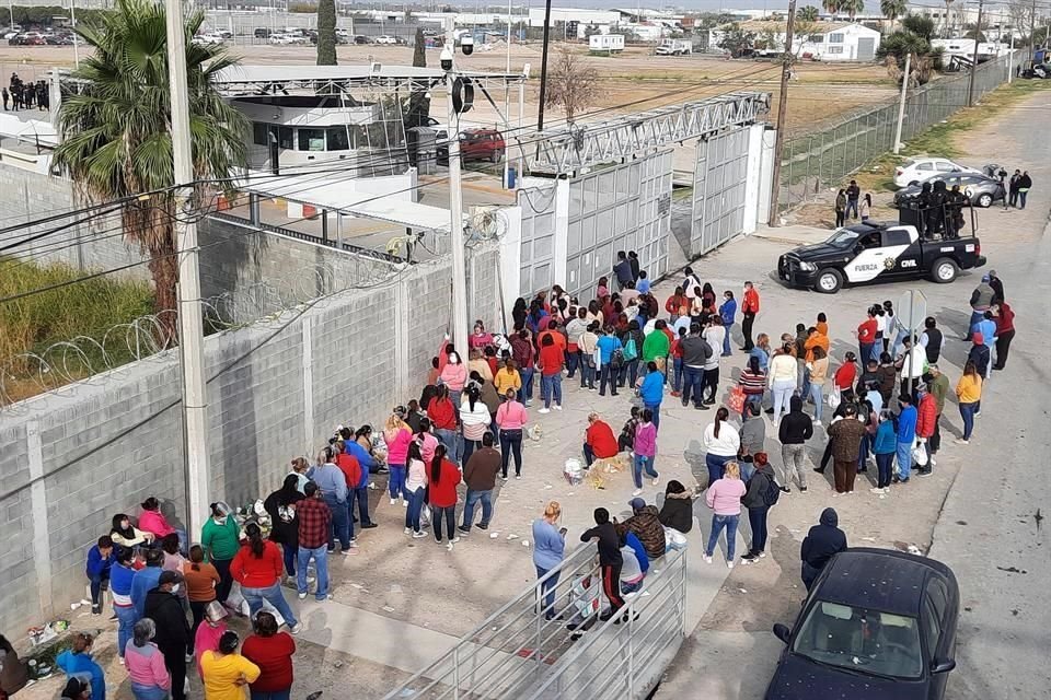 Cientos de familiares esperan entrar a ver a sus internos en el Penal de Apodaca.