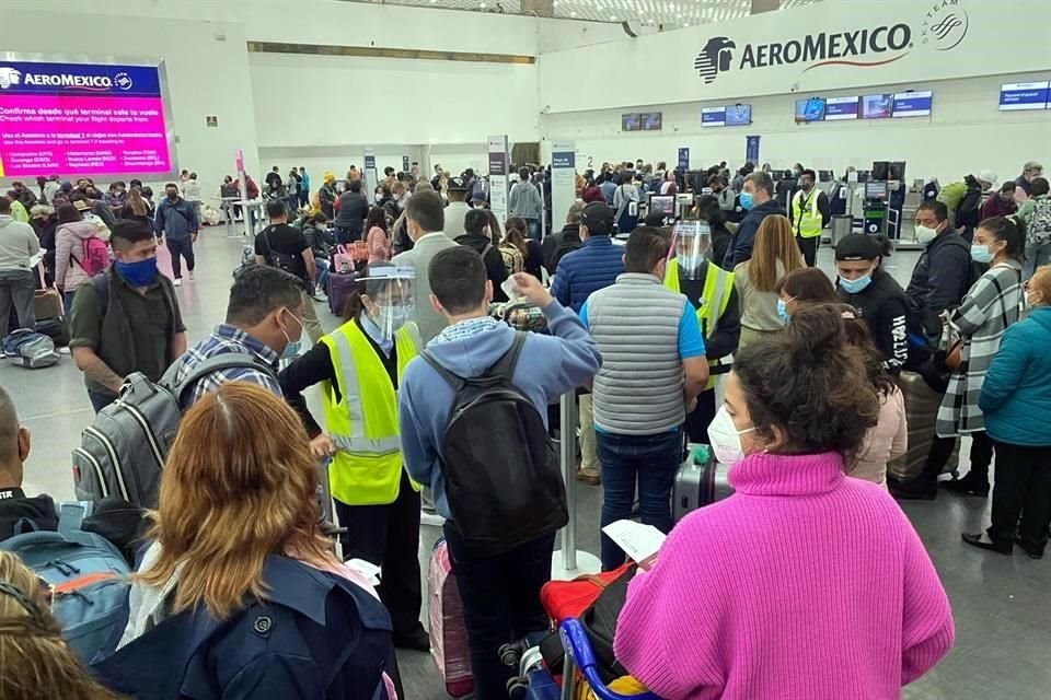 Aeroméxico canceló este sábado 4 vuelos antes contagios de Covid en pilotos y sobrecargos.