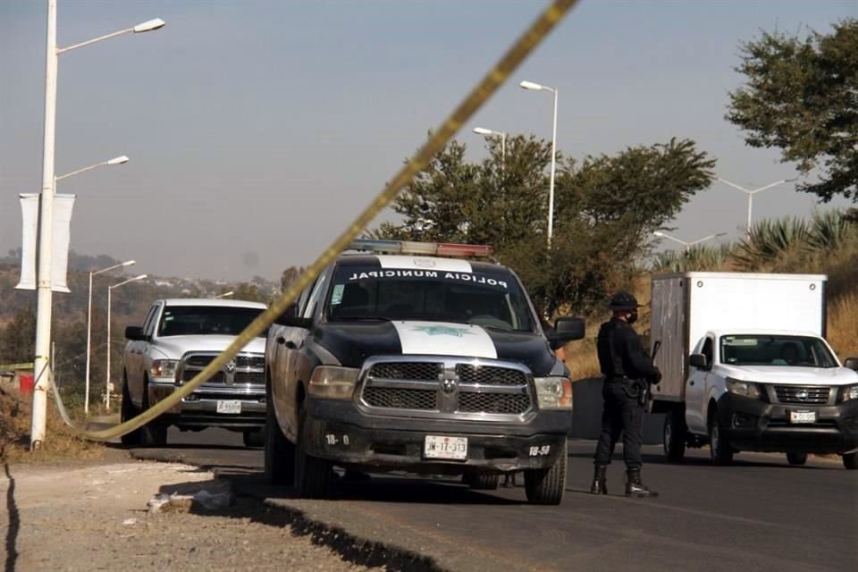 El hallazgo lo reportaron al 911 cerca de las 8:00 horas sobre el Nuevo Periférico, cerca del cruce con Carretera Libre a Zapotlanejo, en la Colonia La Jauja.