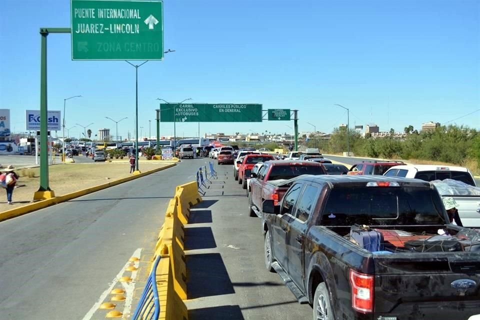 Los puentes internacionales de la frontera tamaulipeca registraron alto congestionamiento por el retorno de los paisanos a Estados Unidos.