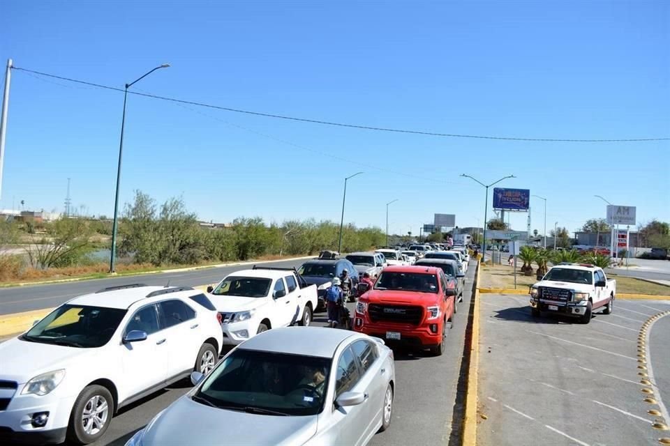 Los puentes internacionales de la frontera tamaulipeca registraron alto congestionamiento por el retorno de los paisanos a Estados Unidos.