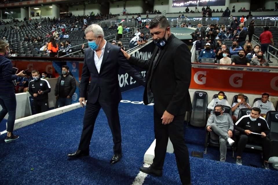 Leonardo Ramos y Aguirre, en su saludo antes del juego.