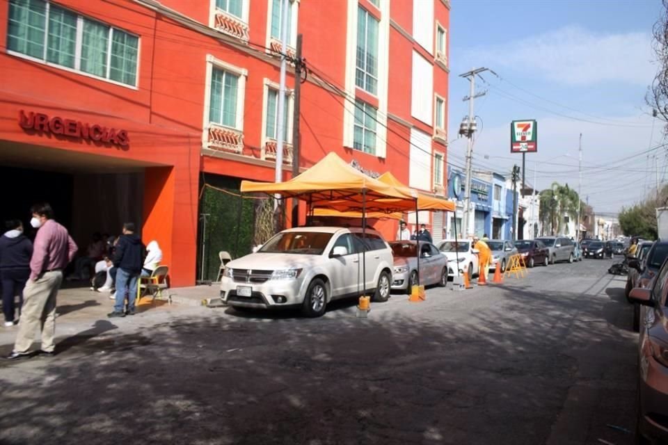 En el Hospital San Jorge, un módulo drive thru estuvo abarrotado hasta las 18:00 horas, cuando suspendieron las pruebas.