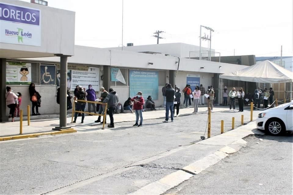 Cientos de regios se volcaron a centros de salud, farmacias y laboratorios privados en busca de una prueba Covid, armándose de paciencia en las largas filas. y de valor para afrontar el resultado.