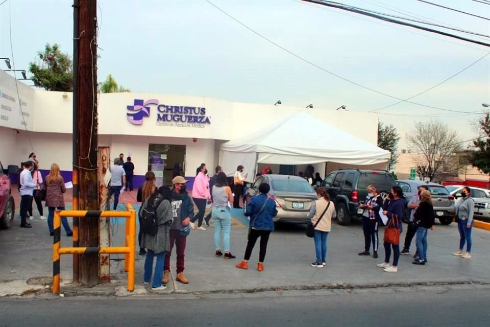 No traía síntomas ni se sentía mal, pero su hijo acaba de regresar de su viaje de graduación y se contagió por segunda vez.