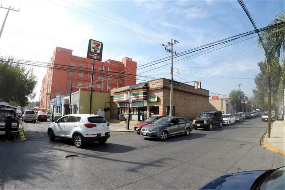 Apurada, Argentina Martínez, de la Colonia Valle Verde, llevó a su mamá al examen, pues presentó gripa y dolor de garganta.