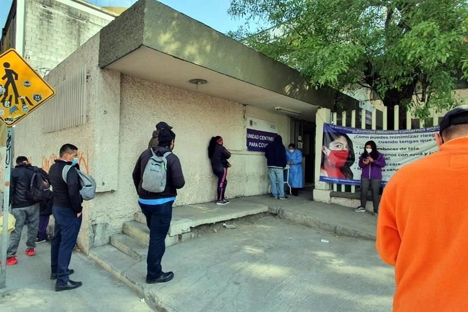 Don Catarino llegó antes de las 8:00 horas al Centro de Salud 'Terminal', y después de dos horas de fila y 20 minutos de esperar resultados, le avisaron que su prueba fue positiva.