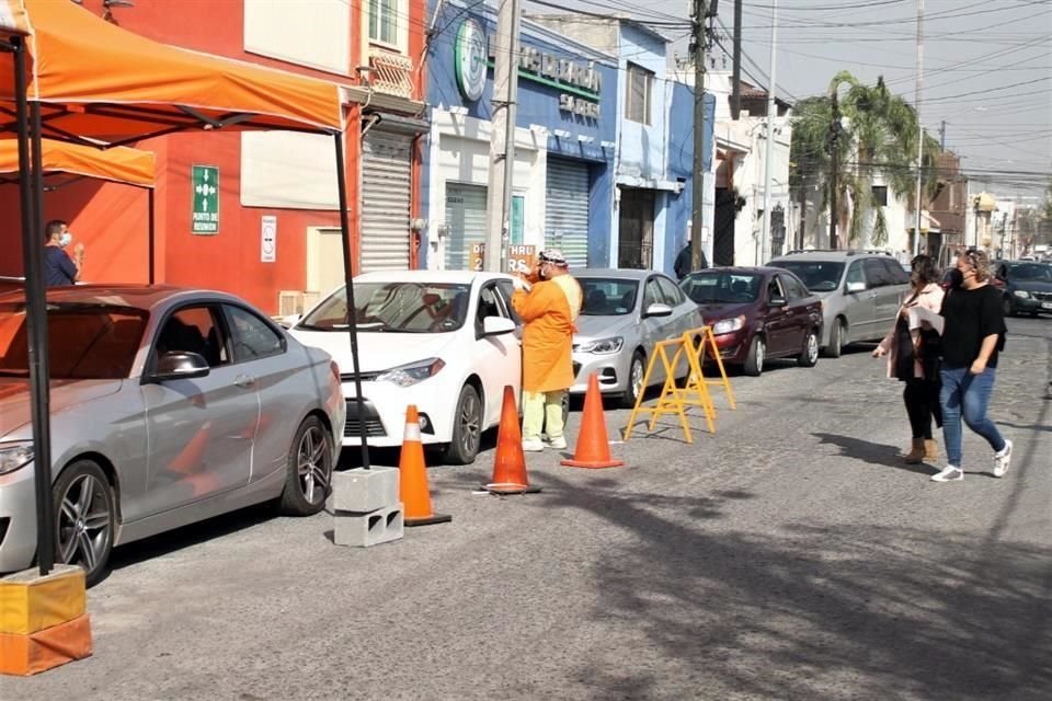 Hasta la noche, hubo largas filas en el módulo drive thru de Mediclar, en San Pedro, donde hace una semana aplicaban 200 pruebas diarias y ayer fueron 430, según señaló un empleado.