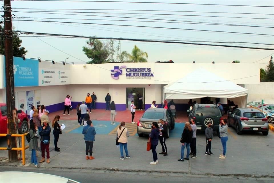 Decenas de personas hacían fila por la tarde afuera del módulo Christus Muguerza para la prueba Covid, en Av. Leones.