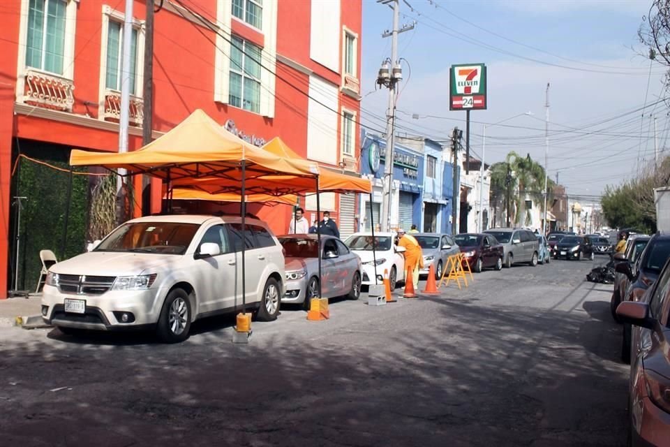Afuera del Hospital San Jorge, un módulo drive thru para pruebas Covid estuvo abarrotado hasta que cerró en la tarde.