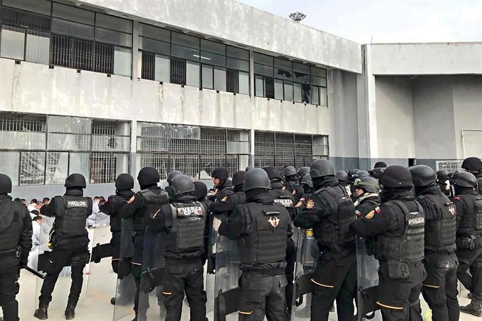 Los reos del Penal de Apodaca son sometidos y vigilados por elementos de Fuerza Civil.