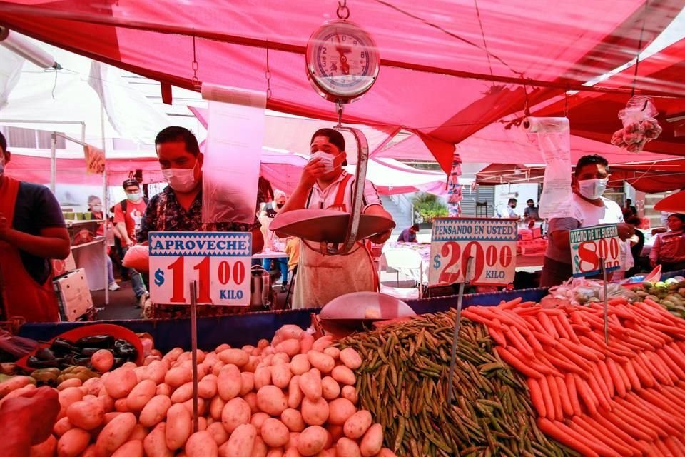 Especialistas consultados por Banxico anticipan una inflación anual de 4.56 por ciento. 