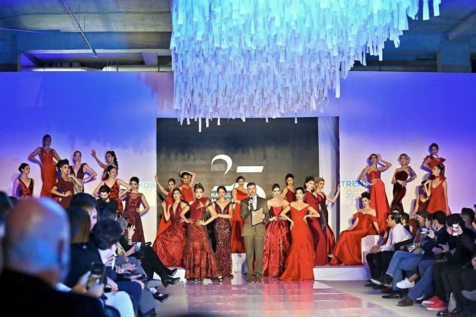 Para celebrar el vigésimo quinto aniversario de la agencia de Rafael Zúñiga  Modelos, 25 jóvenes desfilaron vestidas de rojo.