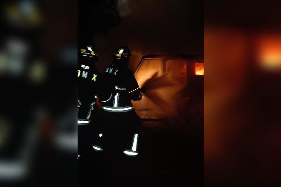 Bomberos de la Ciudad de México atienden choque y posterior incendio de una camioneta de lujo en Lomas de Chapultepec.