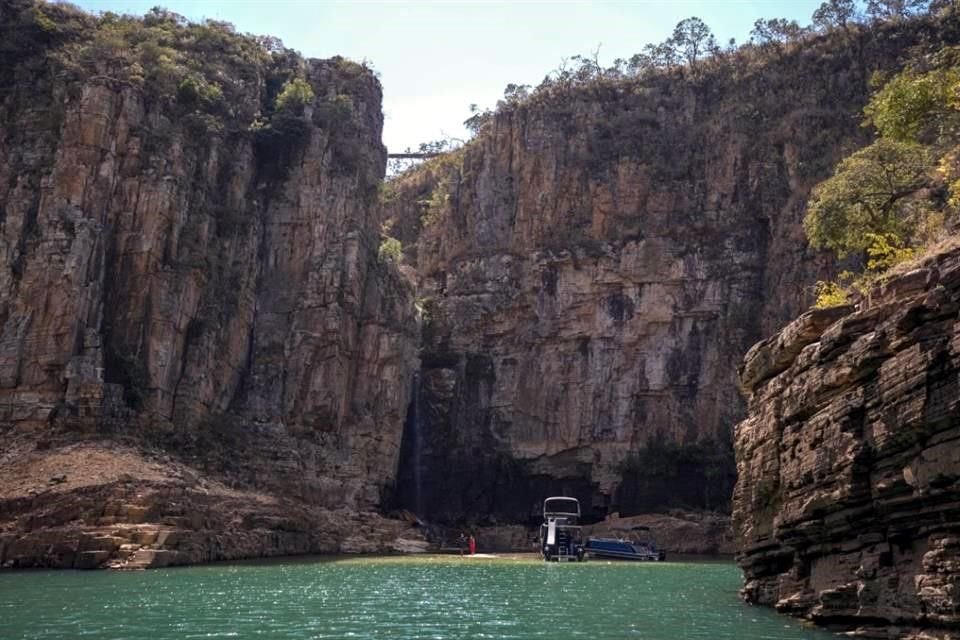 Un bote de turistas navega en septiembre pasado en el LAgo Furnas, donde ayer se desprendió una parte del cañón.