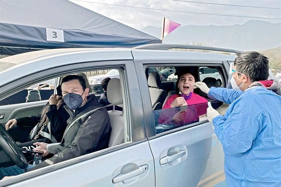 Durante el fin de semana el San Roberto International School realizó pruebas de Covid en drive thru con miras a asegurar que en su oferta híbrida sólo asistan presencial los casos negativos