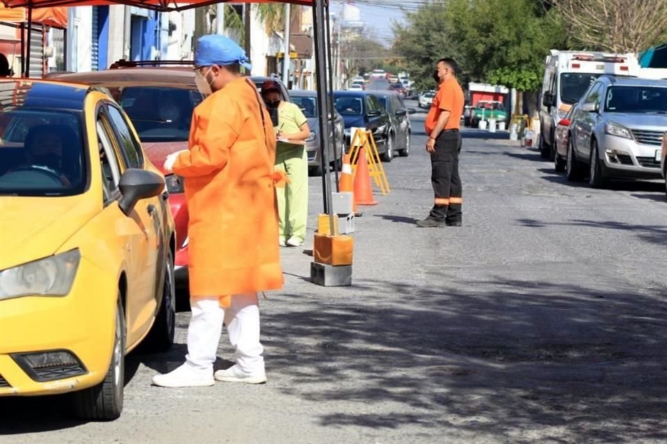 Módulos drive thru registraron ayer largas filas de autos.