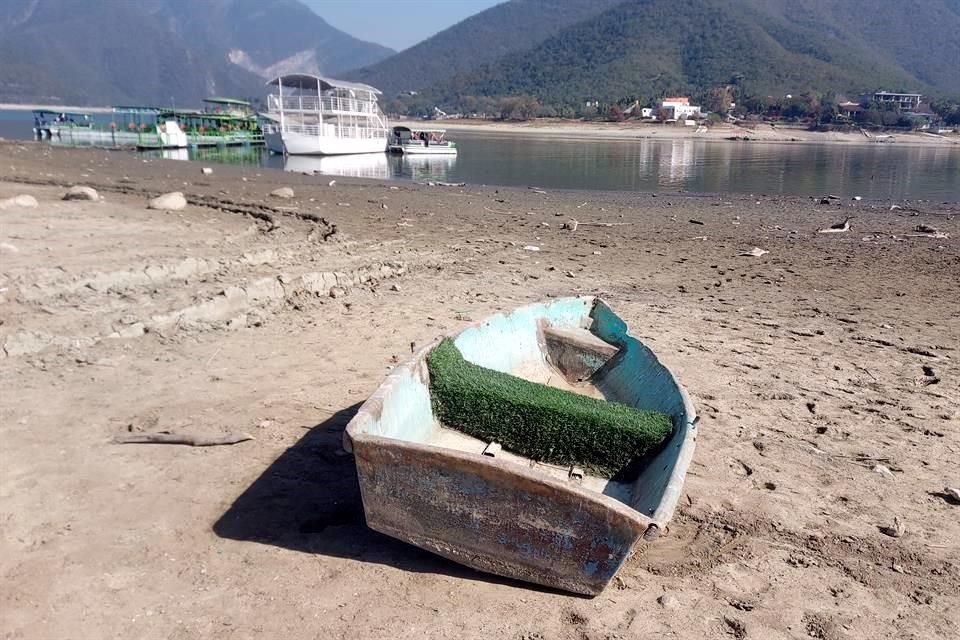 En La Boca abundan embarcaciones que han quedado en tierra firme ante la baja en el nivel del agua.