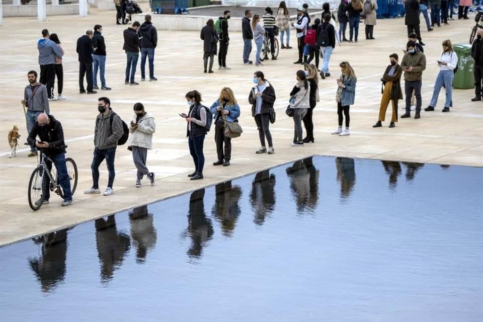 Personas en Tel Aviv, Israel, hacen fila para realizarse pruebas de Covid-19.