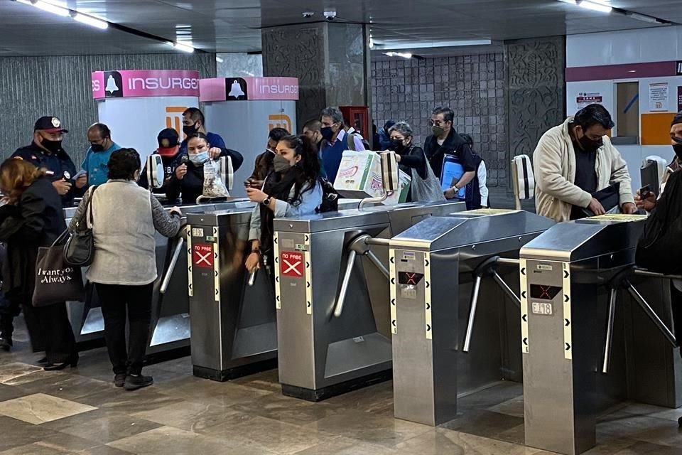 El STC reconoció que el pago en la estación Insurgentes del Metro debe ser forzosamente con tarjeta, por lo que no es posible ingresar con boletos.