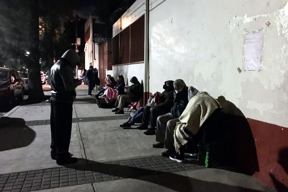 También, desde las 04:30 horas, capitalinos comenzaron a formarse a las afueras del Centro de Salud T-III Dr. Gabriel Garzón, ubicado en la Colonia La Joya de la Alcaldía Gustavo A. Madero.