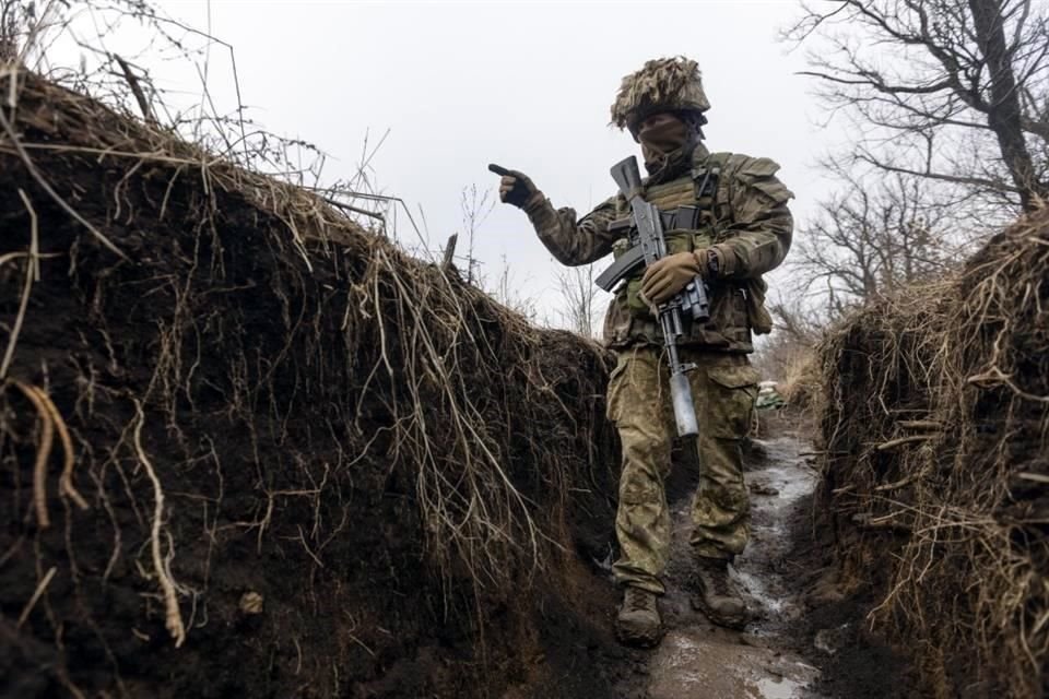 Un soldado ucraniano camina en una trinchera en la línea de separación de los rebeldes prorrusos, en la región de Donetsk, Ucrania.