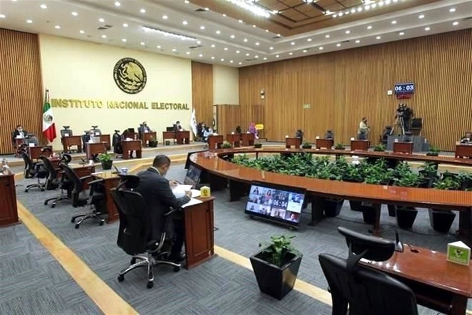 Un Ministro de la Suprema Corte prohibió presentar acusaciones penales o administrativas contra los consejeros del INE.
