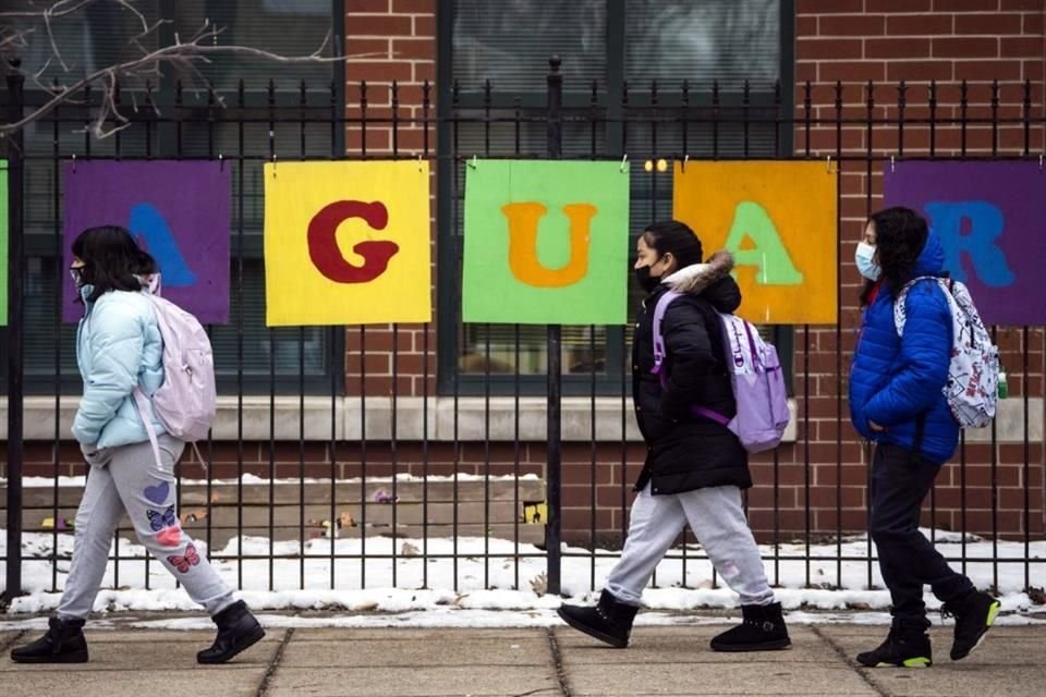 Estudiantes asisten a una escuela en Chicago, en medio del pico por los casos de Ómicron.