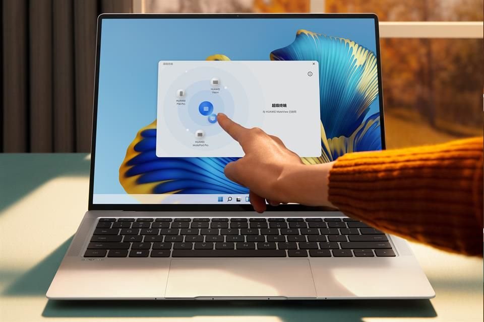 Huawei MateBook X Pro 2022 es compatible con la tecnología Super Dispositivo, que permite conectar la computadora con otros dispositivos móviles compatibles de Huawei, con ayuda de IA.