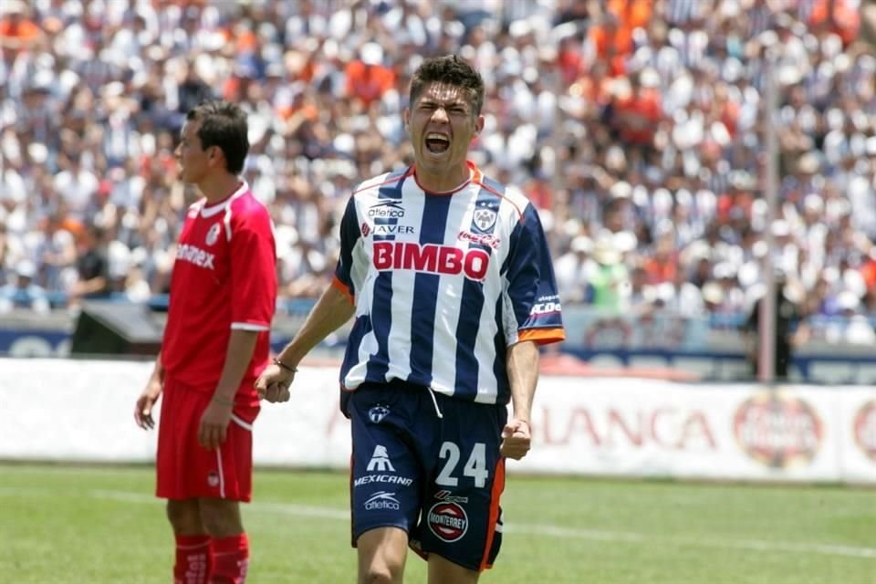 Oribe Peralta jugó para Rayados entre el 2004 y el 2006; anotó 11 goles como albiazul.