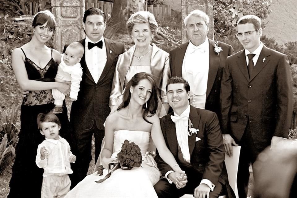 Con su familia, el día de la boda de su  hijo Carlo Ferrara Villarreal y Katia Navarro de Ferrara, en el 2009.