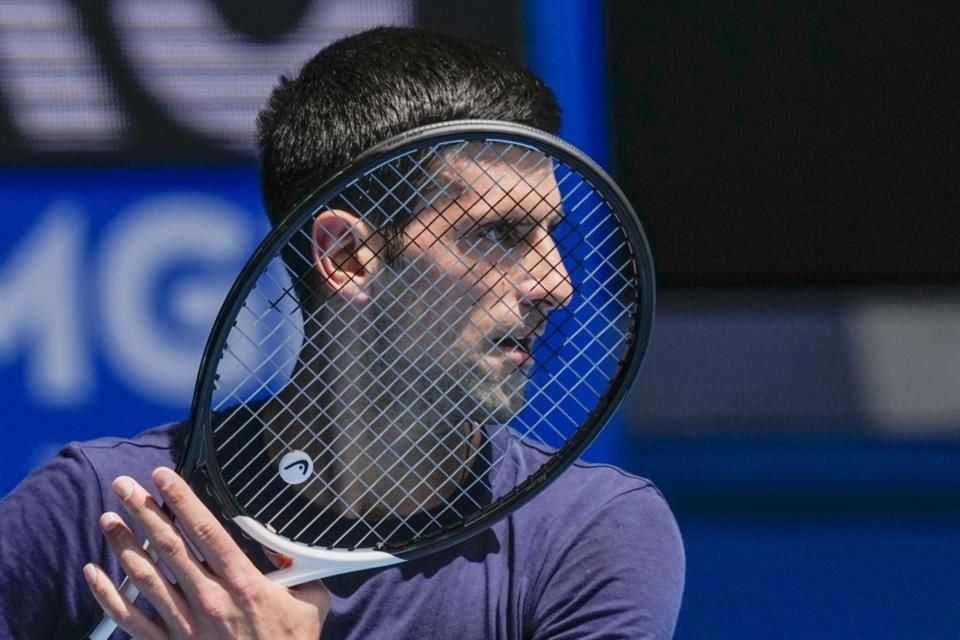 Novak Djokovic ya entrena para el primer Major del año.