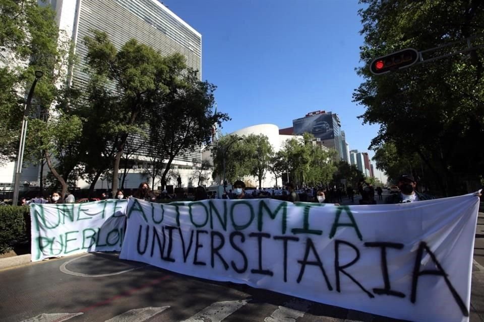 Los inconformes cerraron el Paseo de la Reforma frente a la sede de la Cámara alta.