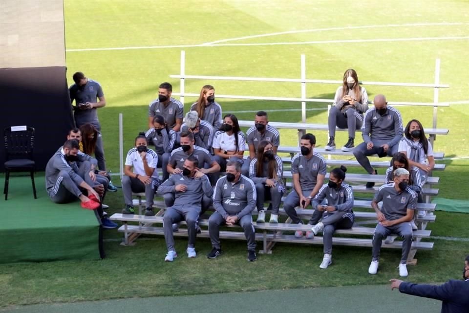 Jugadoras y jugadores de los equipos femenil y varonil estuvieron presentes en la ceremonia.