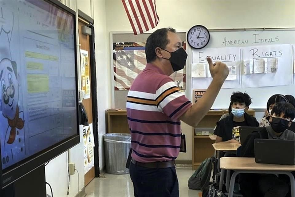 El profesor Daniel Santos imparte una clase en una escuela de Houston, Texas.