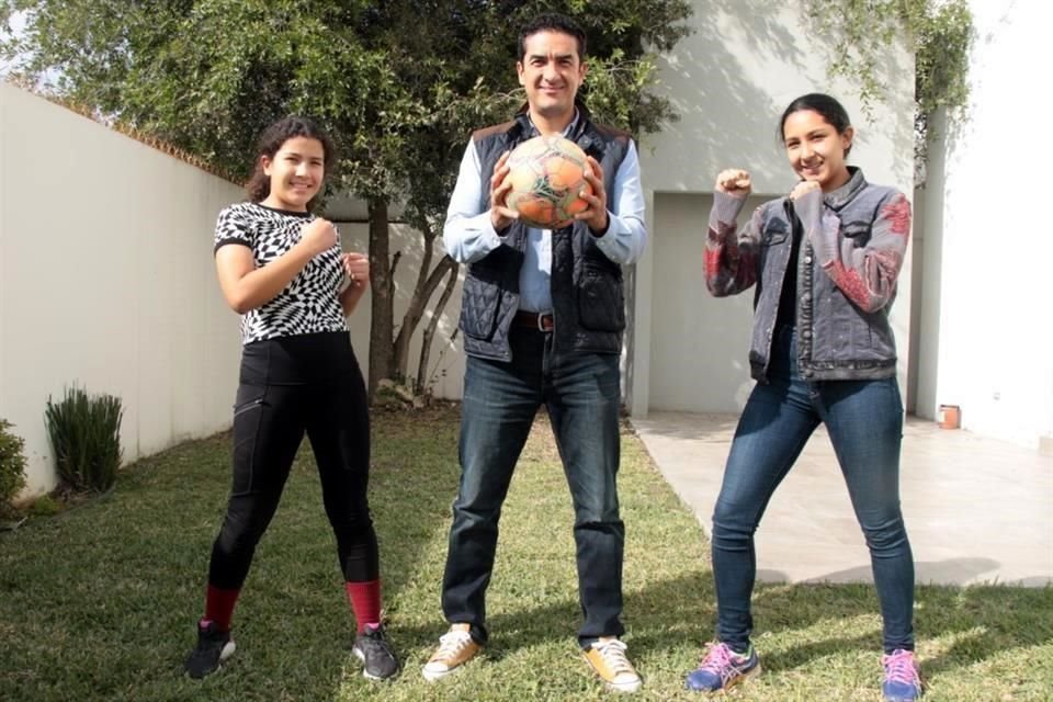Víctor Estrada se mudó a Monterrey para apoyar a sus hijas Victoria (izq.) y Natalia (der.) que juegan en Rayadas Sub 17.