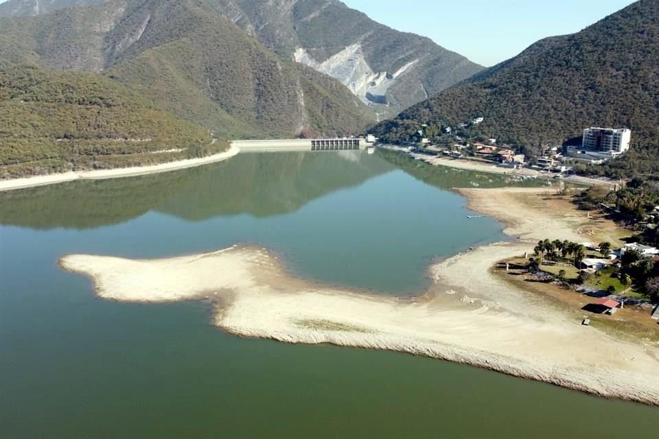 Cerca de la cortina apareció una enorme franja de tierra, lo que también evidencia la falta de agua.