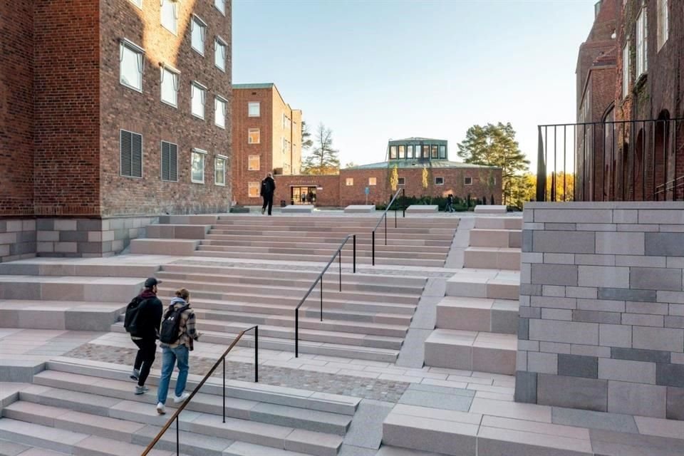 La escalera está construida consistentemente y es en sí misma muestra una expresión moderna.
