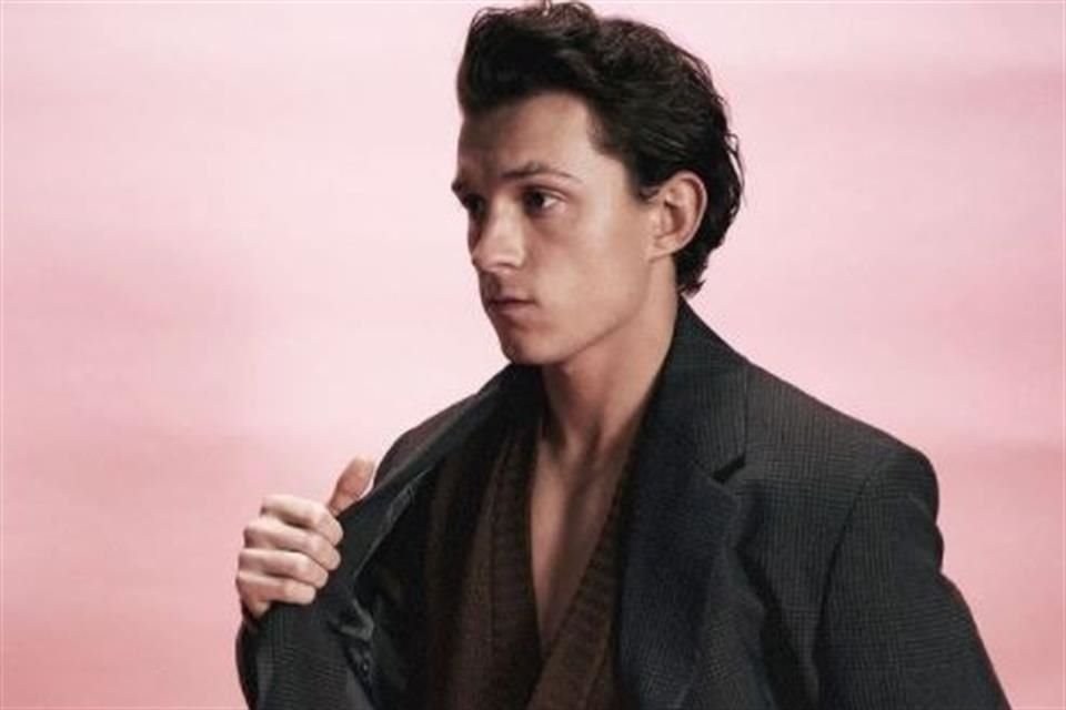 Para su nueva campaña de colección de ropa masculina primavera-verano 2022, la marca Prada optó por un rostro juvenil y fresco: Tom Holland.