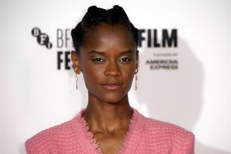 La actriz Letitia Wright está de regreso en el set de la cinta Black Panther 2, tras una lesión en el hombro hace seis meses.