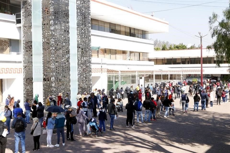 En el quiosco de la Alcaldía Gustavo A. Madero se formaron decenas desde la madrugada para hacerse la prueba.