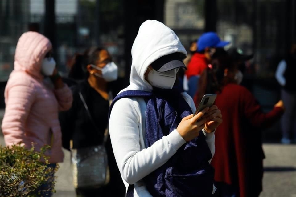 La demanda de pruebas Covid-19 continúa, pues largas filas se han registrado en las alcaldías Benito Juárez, Gustavo A. Madero, Iztapalapa y Cuauhtémoc.
